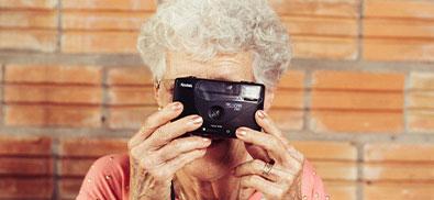 personne âgée avec appareil photo - unsplash