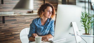 Femme consultant un ordinateur pour souscrire à une assurance