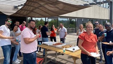 réunion d'équipe autour d'un petit déjeuner