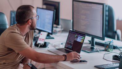 Product Manager fait des tests sur différents écrans