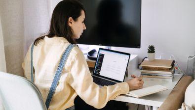 Une femme travaille sur son ordinateur en utilisant un outil d'intelligence artificielle