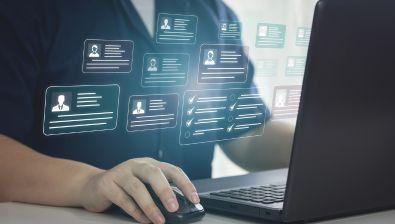 Un homme travaille sur son ordinateur portable des profils et des cases à cocher apparaissent