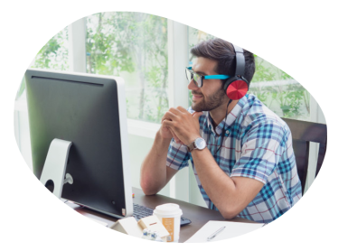 Homme travaillant sur un ordinateur avec un casque