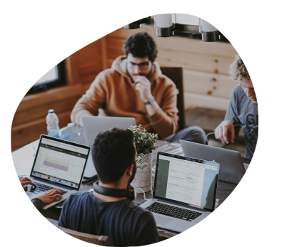 Equipe travaillant ensemble sur un projet de développement web